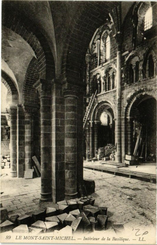Carte postale ancienne Le Mont-Saint-Michel - Interieur de la Basilique au Mont-Saint-Michel