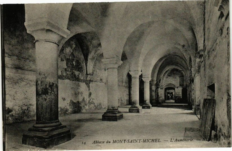 Carte postale ancienne Abbaye du Mont-Saint-Michel - L'Aumonerie