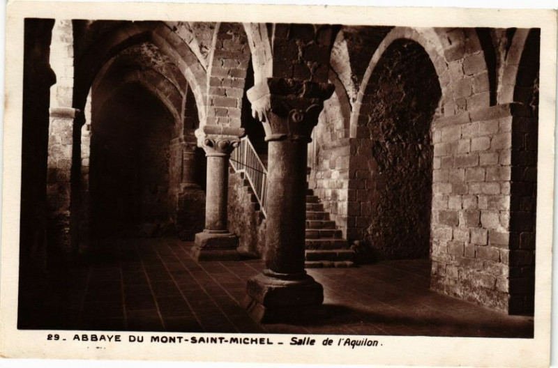 Carte postale ancienne Abbaye du Mont-Saint-Michel - Salle de l'Aquilon