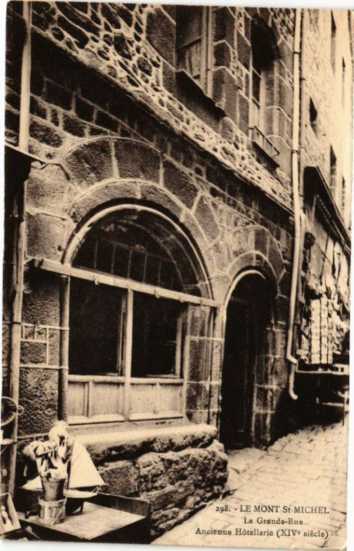 Carte postale ancienne Le Mont-Saint-Michel - La Grande-Rue Ancienne Hotellerie (Xiv s.) au Mont-Saint-Michel