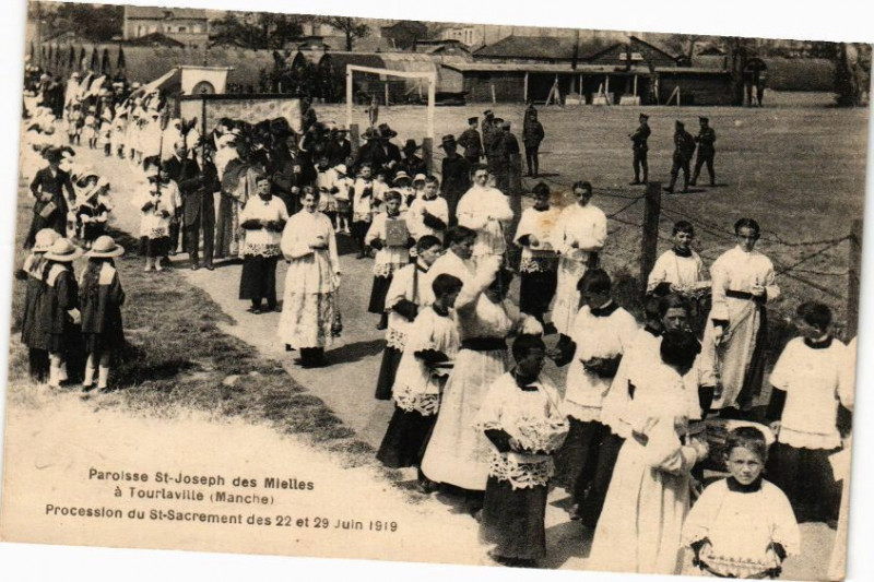 Carte postale ancienne Paroisse Saint-Joseph des Mielles - Procession du Saint-Sacrement à Cherbourg-en-Cotentin