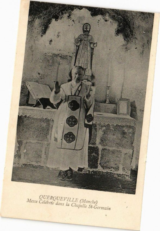 Carte postale ancienne Querqueville - Messe Celebrée dans la Chapelle Saint-Germain à Ger