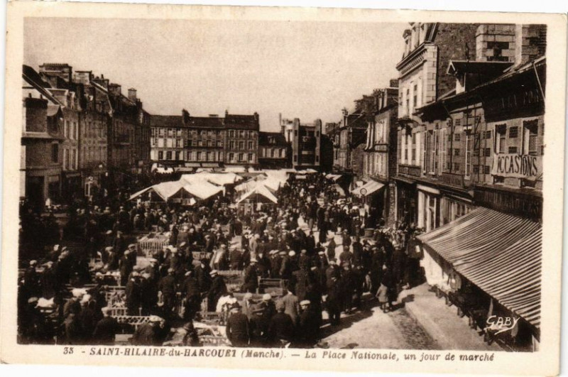Carte postale ancienne Saint-Hilaire-du-Harcouet - La Place Nationale un jour.. à Saint-Hilaire-du-Harcouët