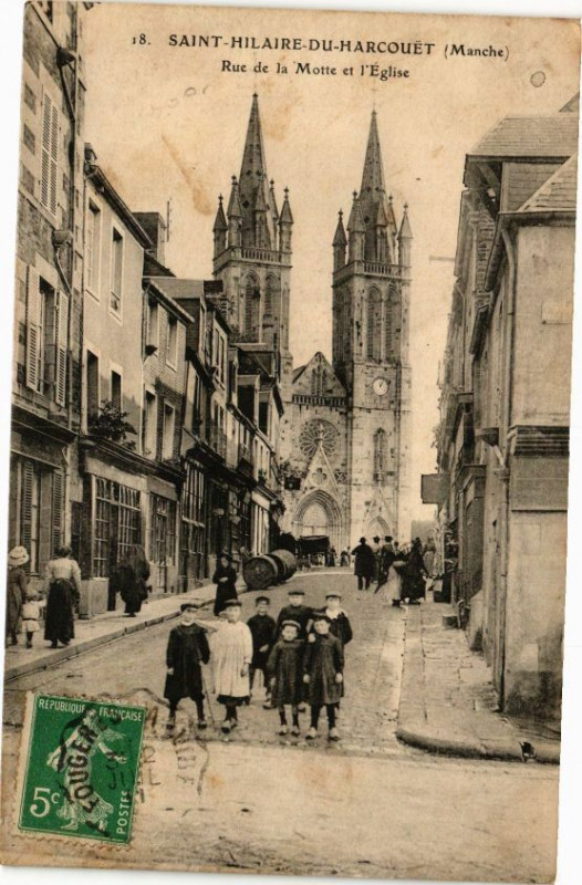 Carte postale ancienne Saint-Hilaire-du-Harcouet - Rue de la Motte et l'Eglise à Saint-Hilaire-du-Harcouët