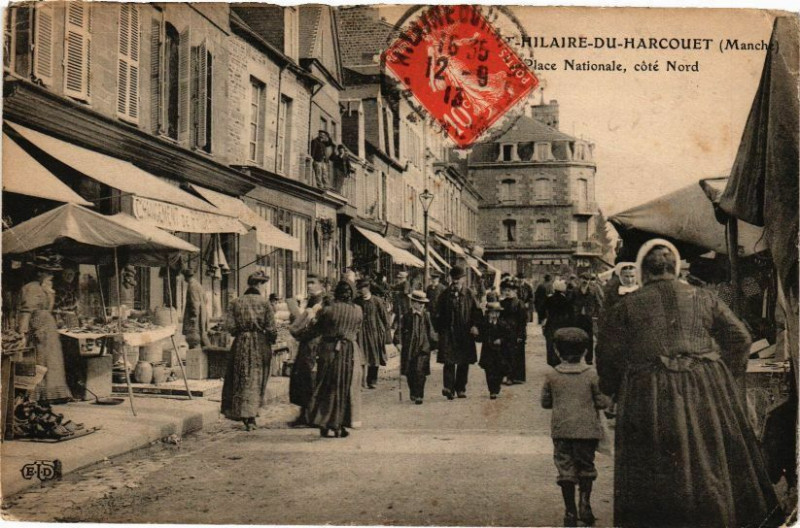Carte postale ancienne Saint-Hilaire-du-Harcouet - Place Nationale cote nord à Saint-Hilaire-du-Harcouët