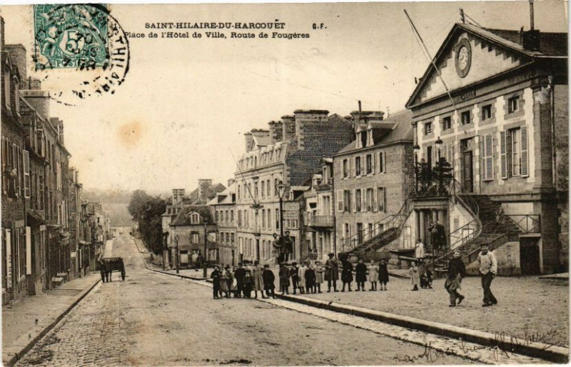 Carte postale ancienne Saint-Hilaire-du-Harcouet - Place de l'Hotel-de-Ville Route de... à Saint-Hilaire-du-Harcouët