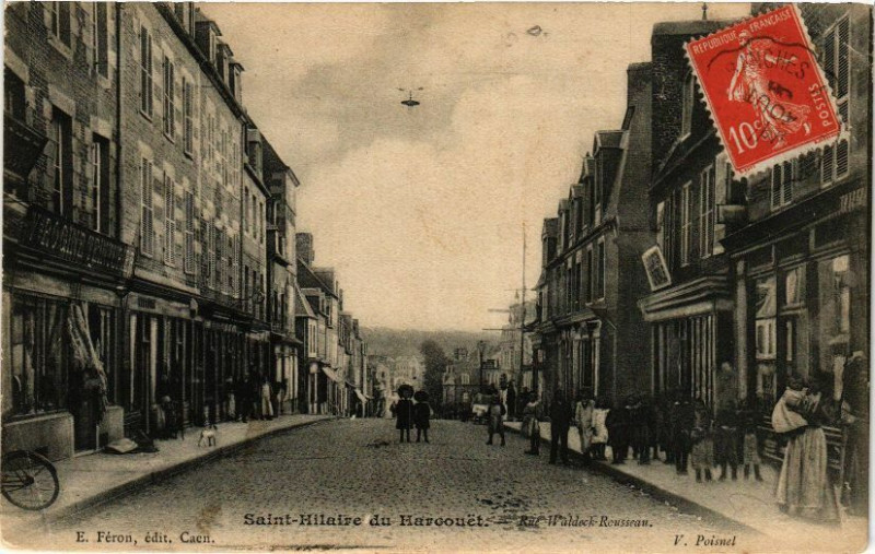 Carte postale ancienne Saint-Hilaire-du-Harcouet - Rue Waldeck Rousseau à Saint-Hilaire-du-Harcouët