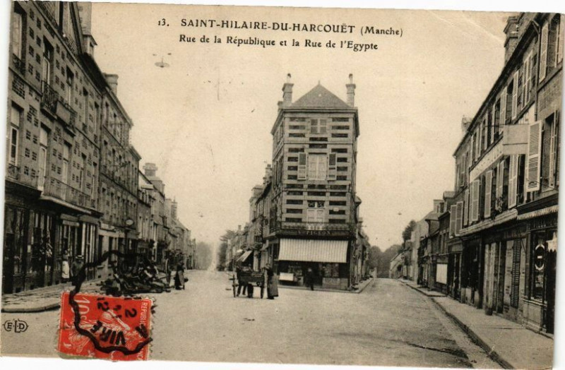 Carte postale ancienne Saint-Hilaire-du-Harcouet - Rue de la Republique et la Rue à Saint-Hilaire-du-Harcouët