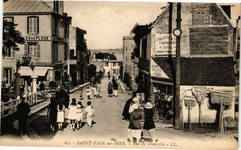 Carte postale ancienne Saint-Pair-sur-Mer - Rue de Granville à Saint-Pair-sur-Mer