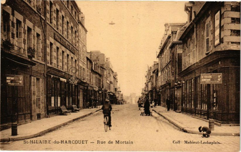 Carte postale ancienne Saint-Hilaire-du-Harcouet - Rue du Mortain à Saint-Hilaire-du-Harcouët