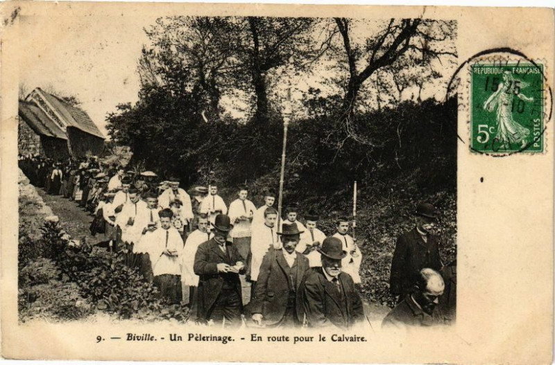 Carte postale ancienne Biville - Un Pélérinage - En route pour le Calvaire