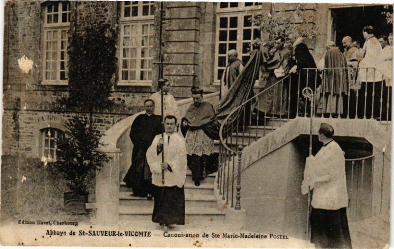 Carte postale ancienne Abbaye de Saint-Sauveur-le-Vicomte-Canonisaiton Sainte-Marie-Madeleine à Saint-Sauveur-le-Vicomte