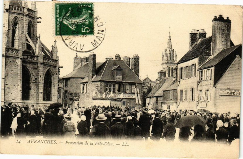 Carte postale ancienne Avranches - Procession de la Fete-Dieu à Avranches
