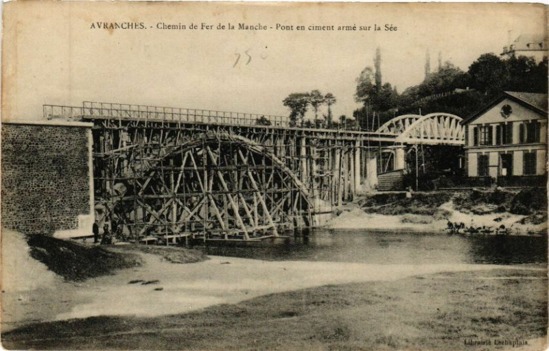 Carte postale ancienne Avranches - Chemin de Fer de la Manche - Pont en Ciment arme sur.. à Avranches