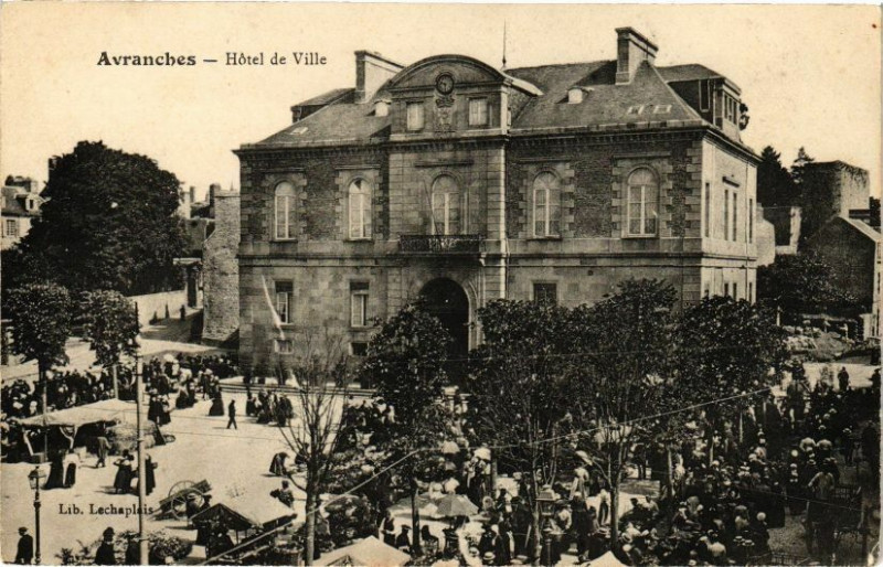 Carte postale ancienne Avranches - Hotel de Ville à Avranches