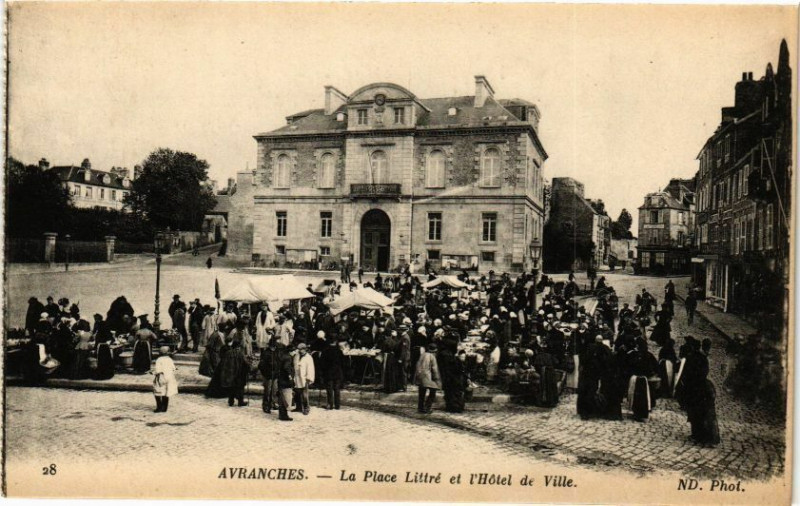 Carte postale ancienne Avranches - La Place Littre et Hotel de Ville à Avranches