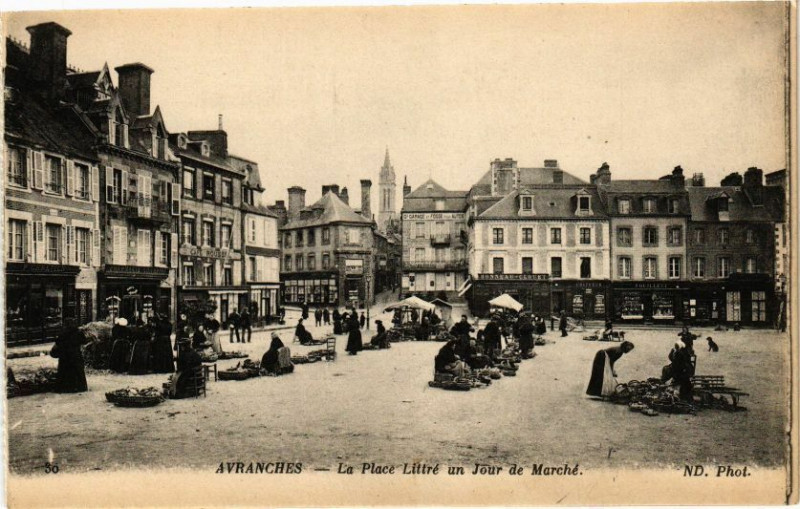 Carte postale ancienne Avranches - La Place Littre un Jour de Marche à Avranches