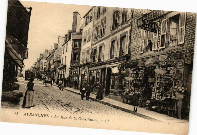 Carte postale ancienne Avranches - La Rue de la Constitution à Avranches
