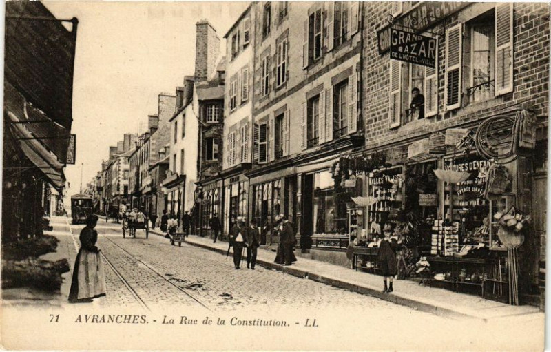 Carte postale ancienne Avranches - La Rue de la Constitution à Avranches