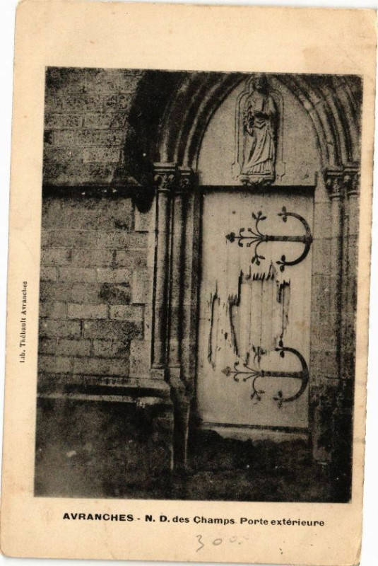 Carte postale ancienne Avranches - N - D. des Champs Porte ext.e à Avranches