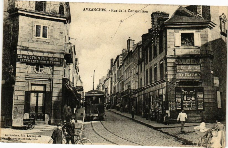 Carte postale ancienne Avranches - Rue de la Constitution à Avranches