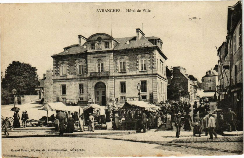 Carte postale ancienne Avranches - d'Hotel de Ville à Avranches