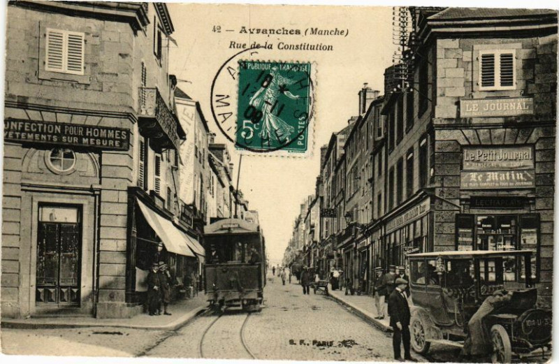 Carte postale ancienne Avranches - Rue de la Costitution à Avranches