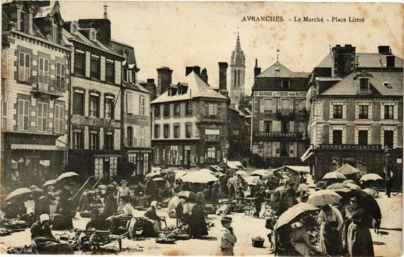 Carte postale ancienne Avranches - La Marche - Place Littre à Avranches