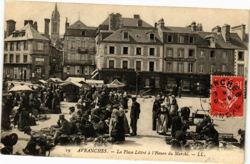 Carte postale ancienne Avranches - La Place Littre a l'Heure du Marche à Avranches