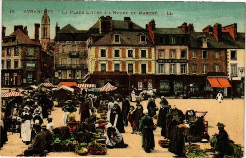 Carte postale ancienne Avranches - La Place Littre a L'Heure du Marche à Avranches