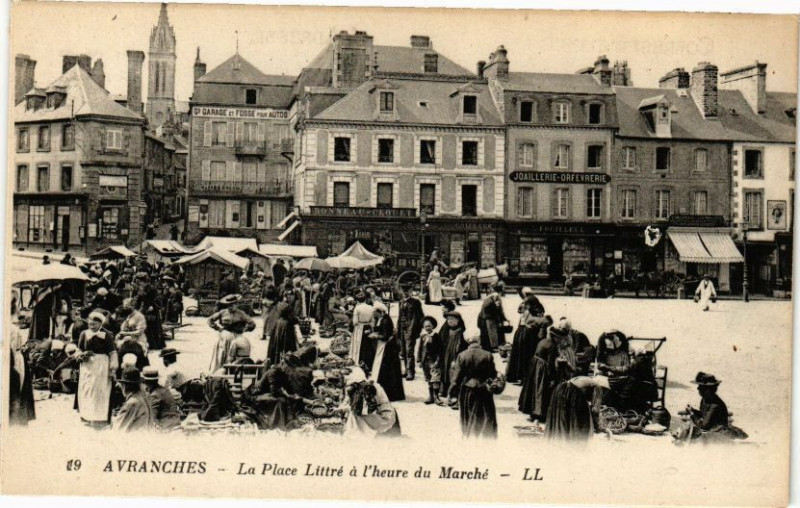 Carte postale ancienne Avranches - La Place Littre a l'heure du Marche à Avranches