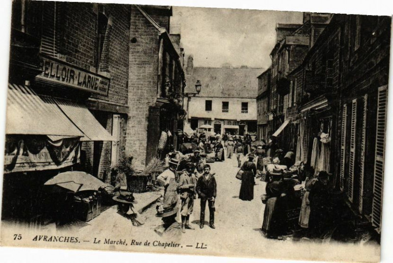 Carte postale ancienne Avranches - Le Marche Rue de Chapelier à Avranches
