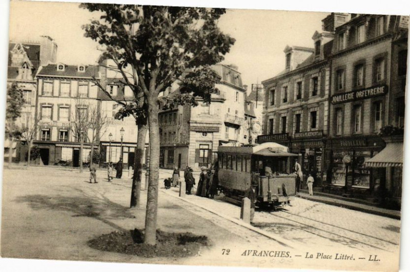 Carte postale ancienne Avranches-La Place Littre à Avranches