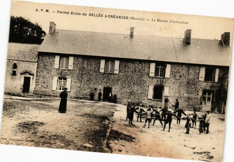 Carte postale ancienne Ferme Ecole de Bellée a Creances - La Maison d'habitation à Créances