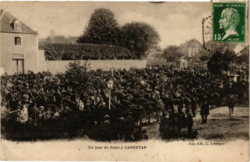 Carte postale ancienne Un jour de Foire a Carentan