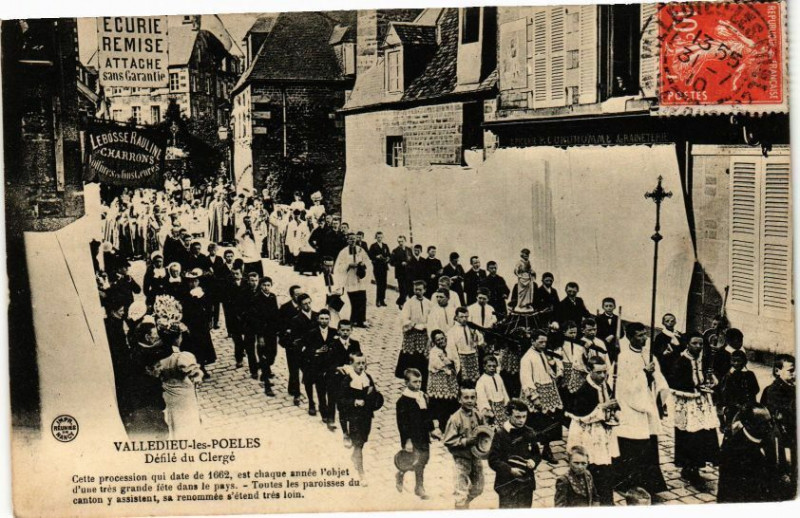 Carte postale ancienne Valledieu-les-Poeles - Defile du Clerge