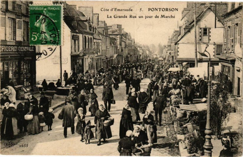 Carte postale ancienne Cote d'Emeraude - Pontorson - La Grande Rue un jour de Marche à Pontorson