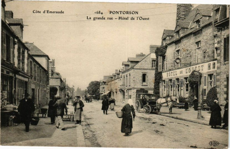 Carte postale ancienne Pontorson - La grande rue - Hotel de l'Ouest à Pontorson