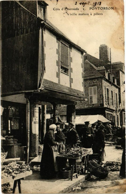 Carte postale ancienne Coted'Emeraude - Pontorson - Vieille maions a pillers à Pontorson