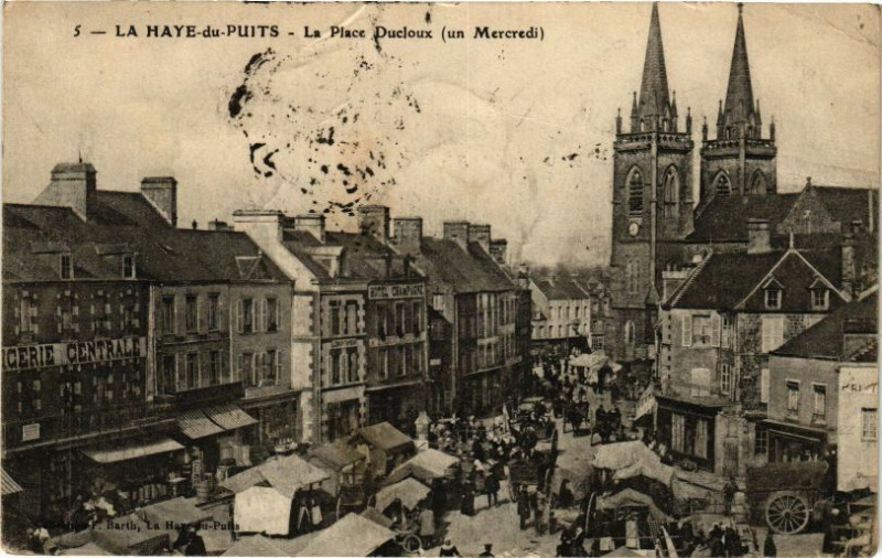 Carte postale ancienne La Haye-du-Puits - La Place Ducloux (un Mercedi) à La Haye