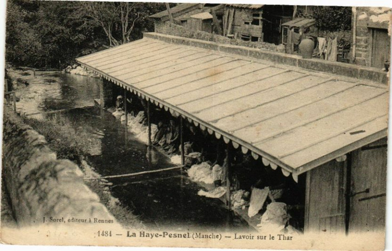 Carte postale ancienne La Haye-Pesnel - Lavoir sur le Thar à La Haye-Pesnel