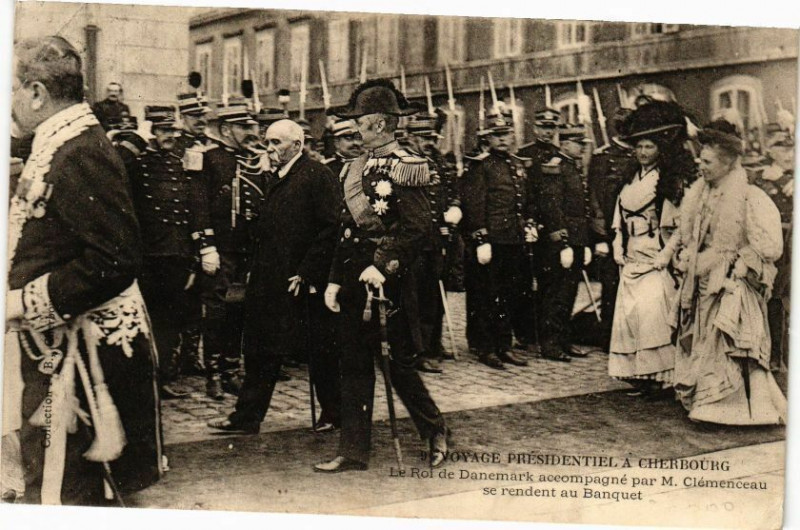 Carte postale ancienne Voyage Presidentiel a Cherbourg - Le Roi de Danemark accompagne