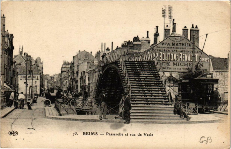 Carte postale ancienne Reims Passerelle et rue de Vesle à Reims