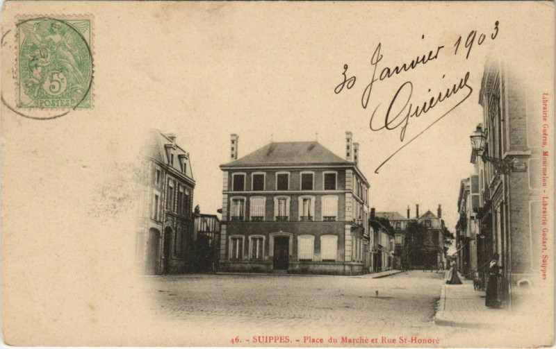 Carte postale ancienne Suippes Place de Marché et Rue à Suippes