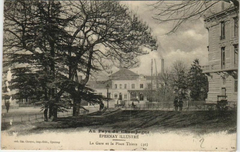 Carte postale ancienne Epernay La Gare et la Place Thiers à Épernay