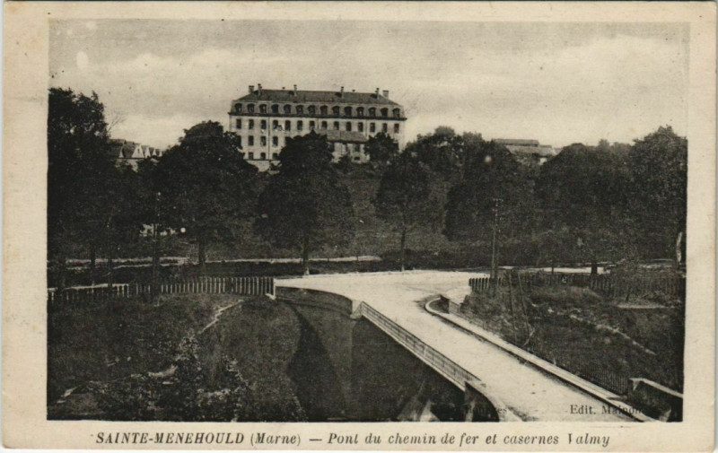 Carte postale ancienne Sainte-Menehould - Pont du chemin de fer et casernes à Sainte-Menehould