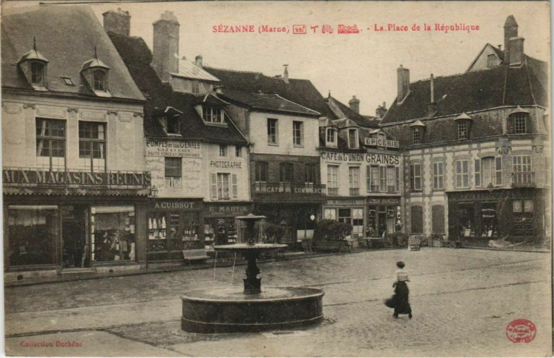 Carte postale ancienne Sezanne - La Place de la Republique à Sézanne