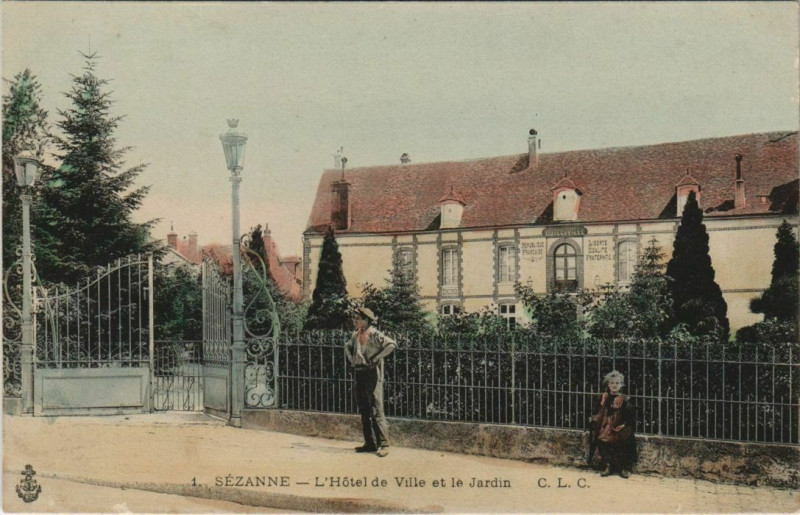 Carte postale ancienne Sezanne - L'Hotel de Ville et-le-JARDin à Sézanne