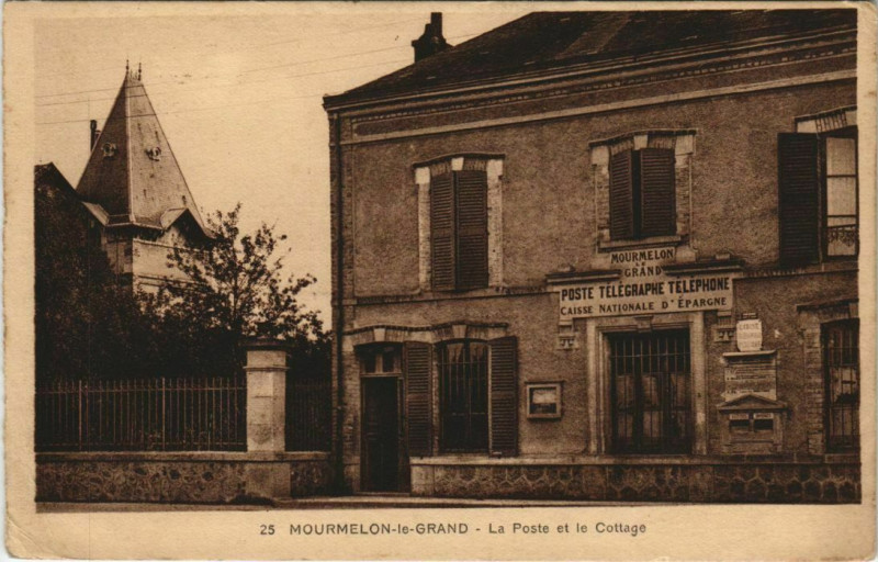 Carte postale ancienne Mourmelon-le-Grand - La Poste et le Cottage à Mourmelon-le-Grand