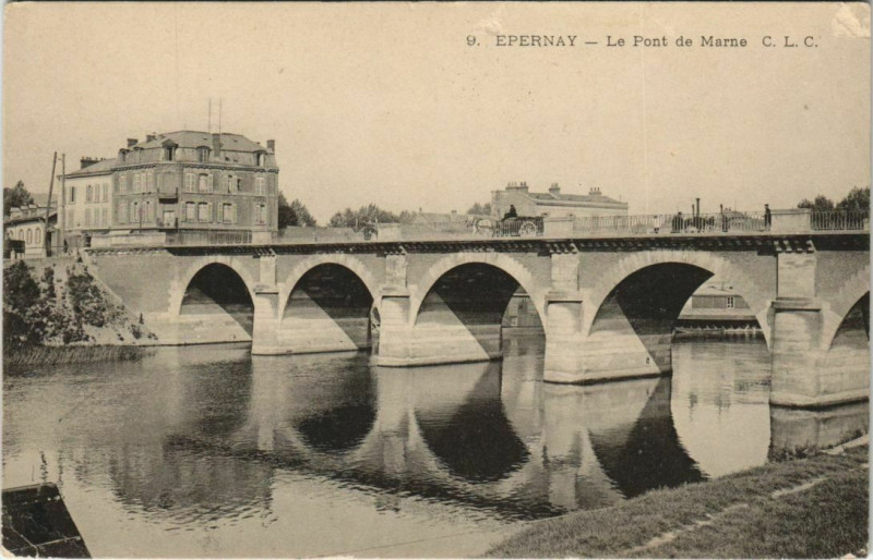 Carte postale ancienne Epernay Le Pont de Marne C.L.C. à Épernay